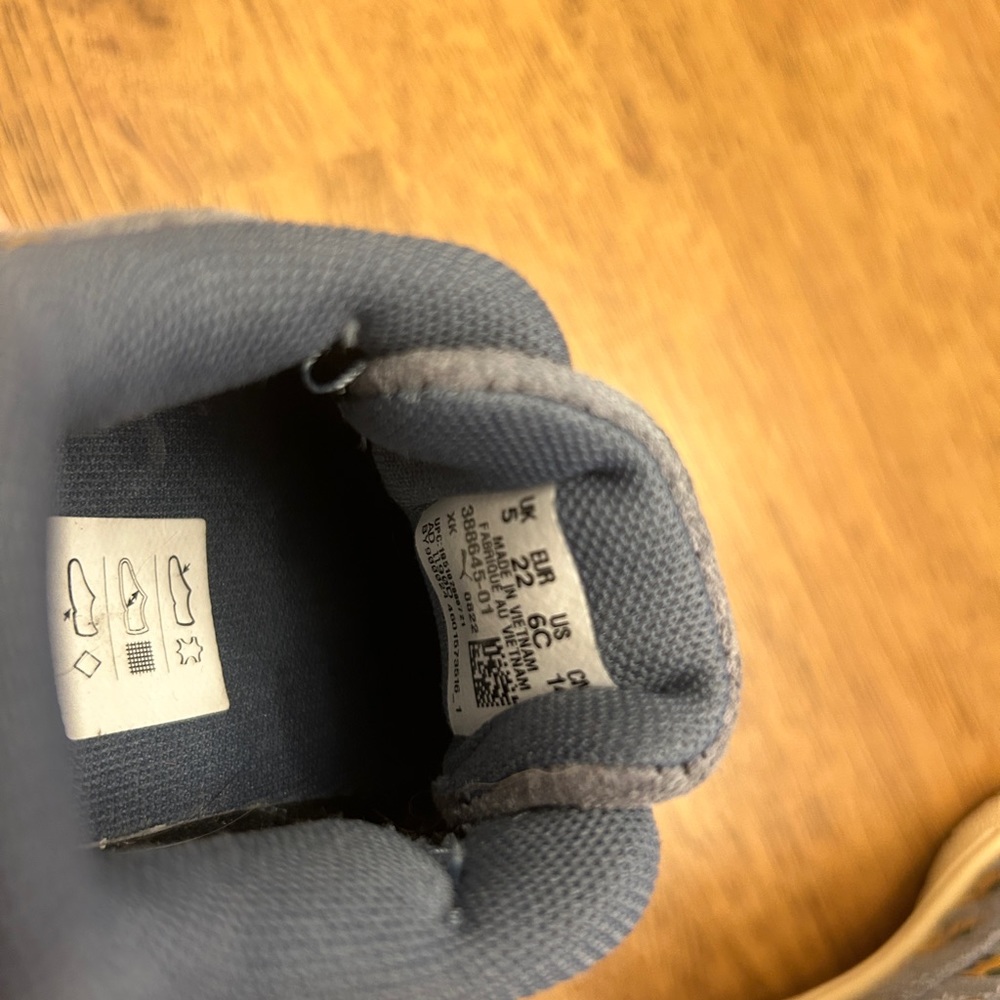 Puma Toddler size 6 tiny Croissant low top sneakers.